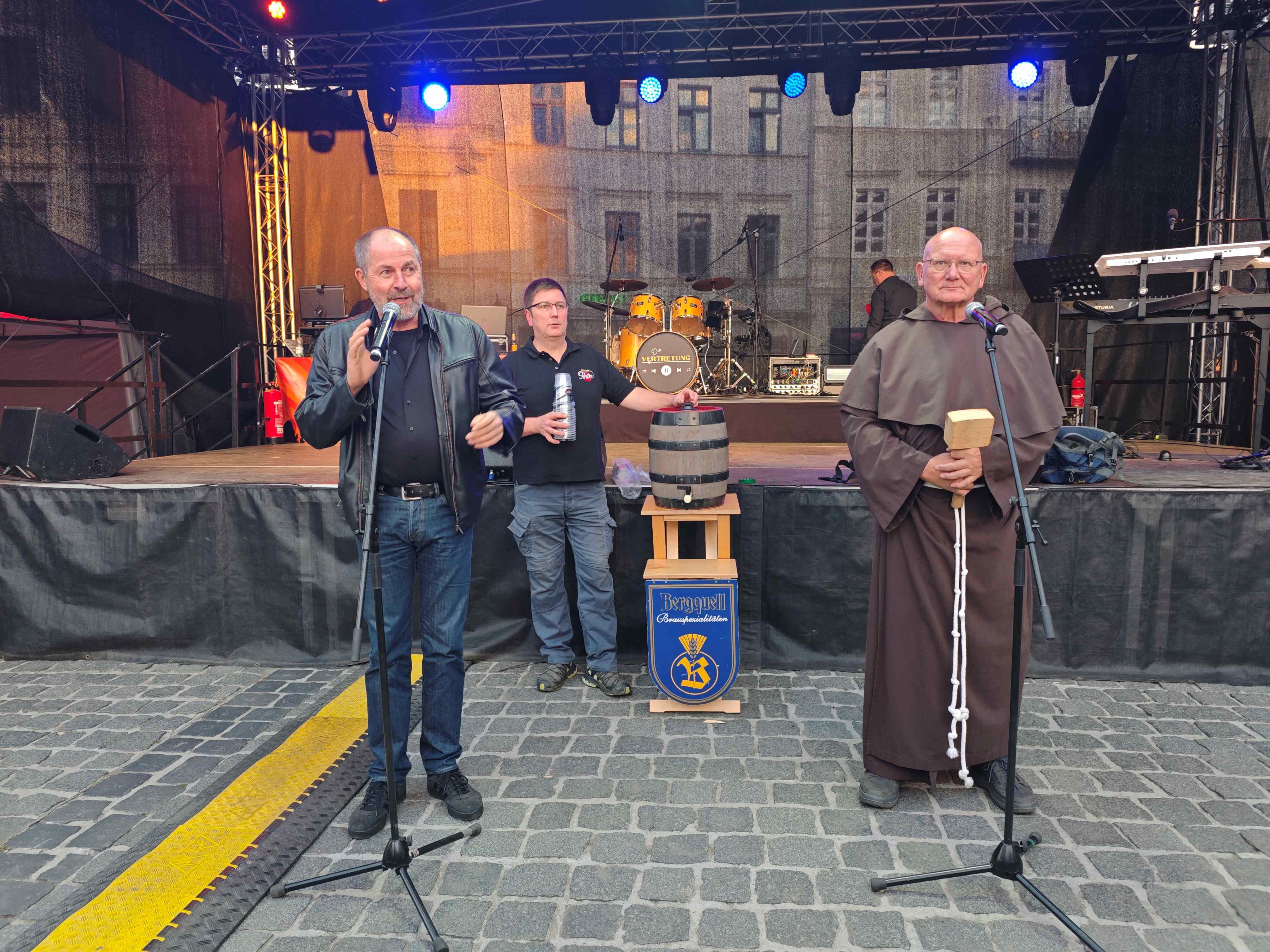 Offizielle Er&ouml;ffnung & Bieranstich mit dem Malzm&ouml;nch der Bergquell Brauerei und dem Oberb&uuml;rgermeister Albrecht Gubsch