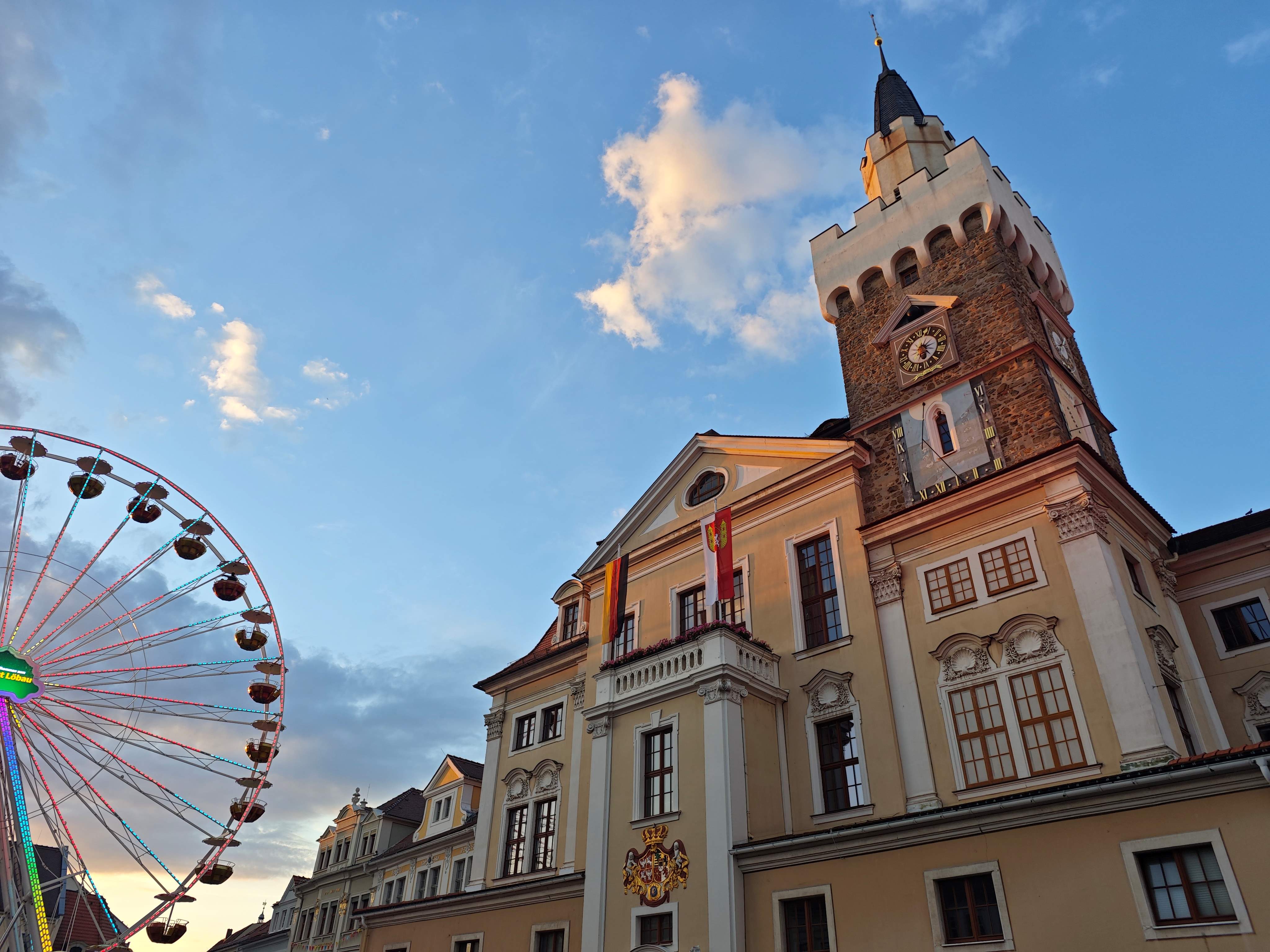 Das Rathaus und das Riesenrad auf dem Altmarkt