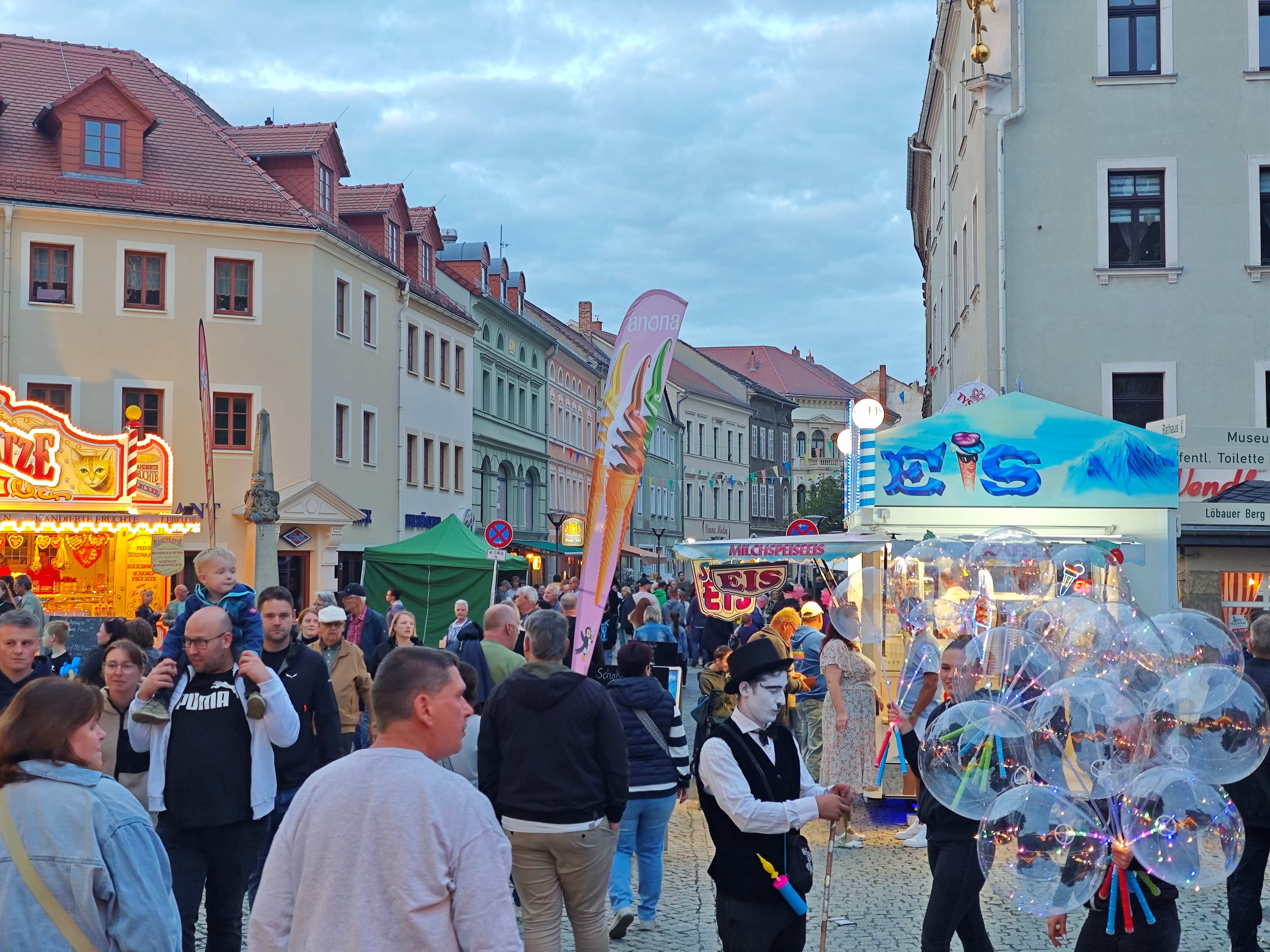 Spazierg&auml;nger beim Stadtfest 2026